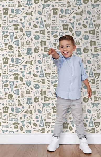 Ein Junge steht vor einer Wand mit Sportmotiven