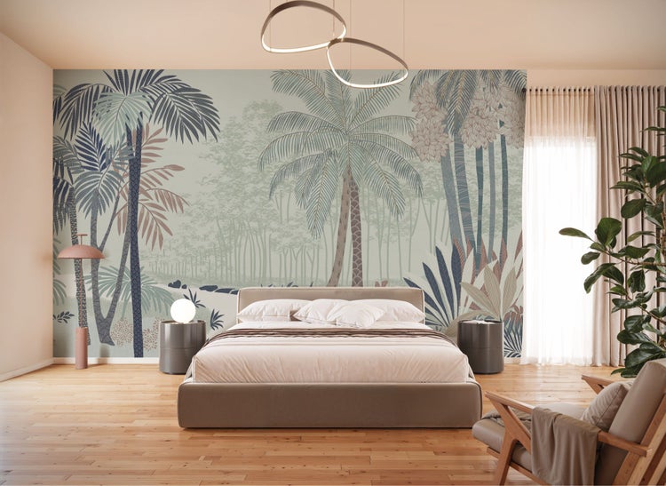 Schlafzimmer mit Palmen-Fototapete, Bett, Nachttischen und Holzboden