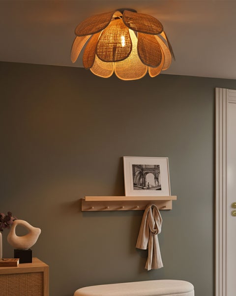 Deckenleuchte aus Rattan im Flur