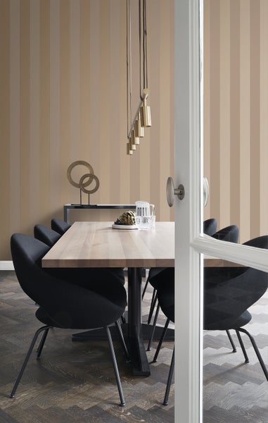 Esszimmer mit Esstisch, Stühlen und gestreifter Tapete