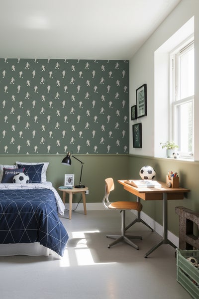 Helles Kinderzimmer mit Bett, Schreibtisch und Fußballmotiven