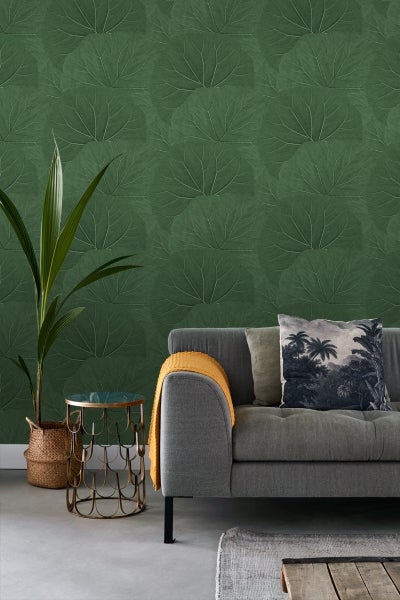 Wohnzimmer mit grauer Couch, Beistelltisch und grüner Blättertapete