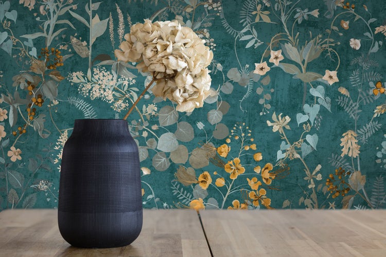 Deckenleuchte mit fünf Glasschirmen und Metallgestell im Wohnzimmer