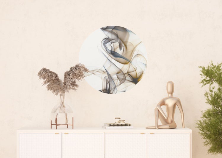 Dekorative Szene mit einem Schrank, einer Vase mit Pampasgras, einer Skulptur und einem kreisförmigen Wandbild mit Rauchmotiven.