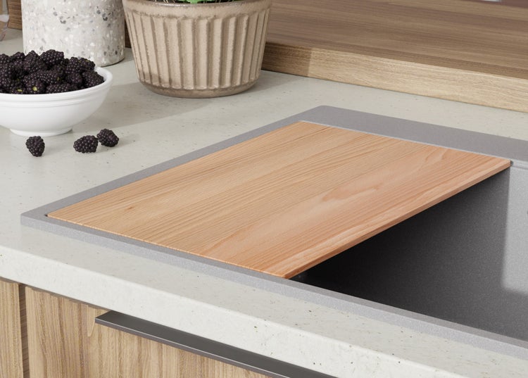 Küchenspüle mit Schneidebrett und Schale Brombeeren