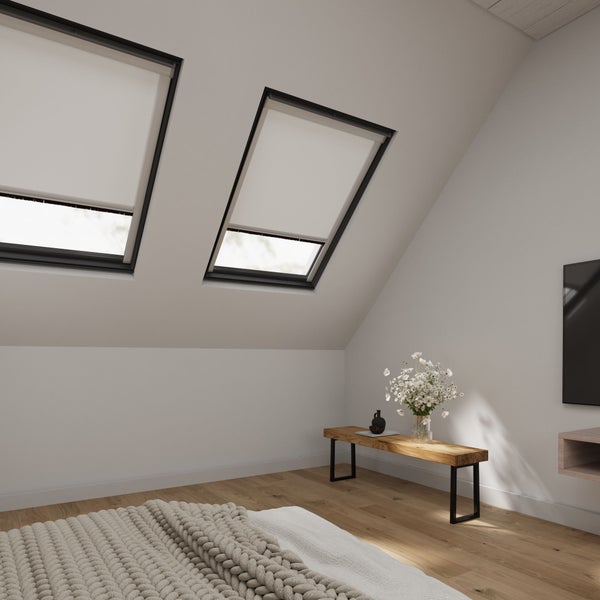 Helles Schlafzimmer mit Dachfenstern und Rollos, TV und Holzboden