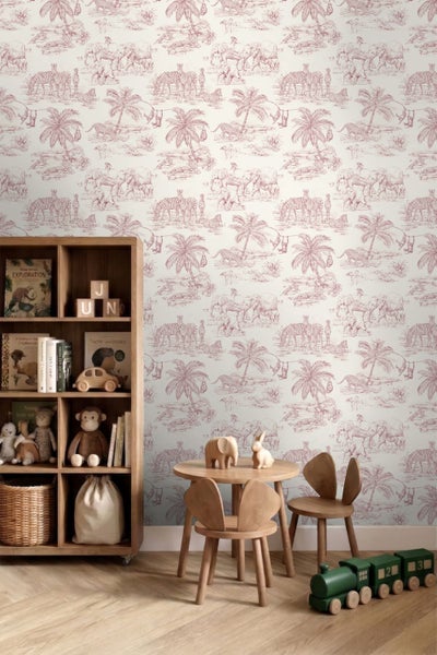 Vliestapete mit Toile-de-Jouy Safari-Motiv im hellen Kinderzimmer mit Holzmöbeln und Spielzeug.