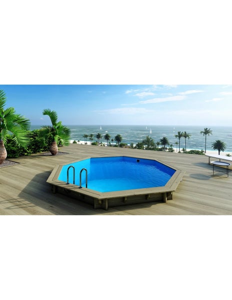 Achteckiger Pool mit Leiter auf einer Holzterrasse mit Meerblick