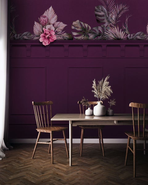 Esszimmer mit Holztisch, Stühlen und Wanddeko mit Blumenmuster