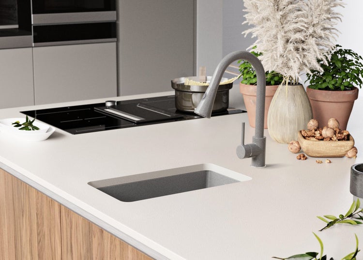 Küchenszene mit Spüle, Armatur, Kochfeld und Dekoration