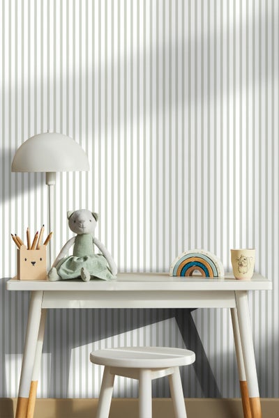 Kinderzimmer mit Schreibtisch, Stuhl, Lampe, Spielzeug und gestreifter Tapete