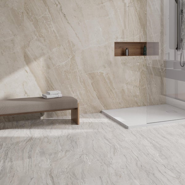 Helles Badezimmer mit Sitzbank, Handtüchern, Regalboden und Dusche.