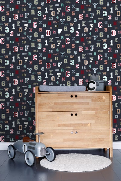 Dekoratives Kinderzimmer mit gemusterter Tapete, Holzkommode und Spielzeugauto