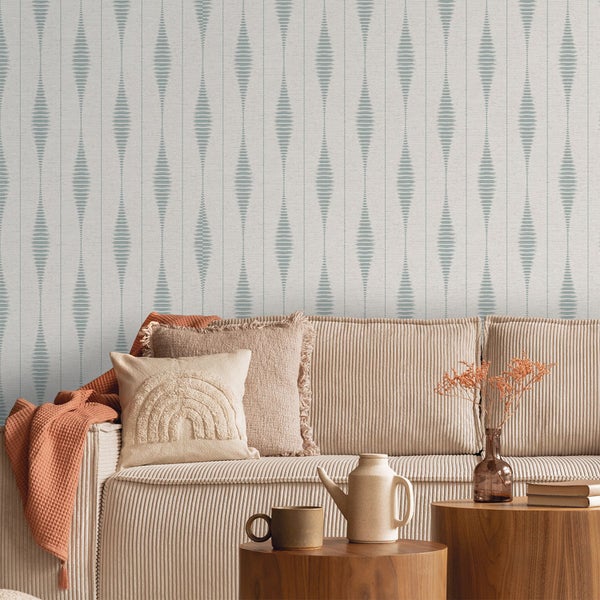 Wohnzimmer mit Sofa und gemusterter Tapete für eine stilvolle Wandgestaltung.