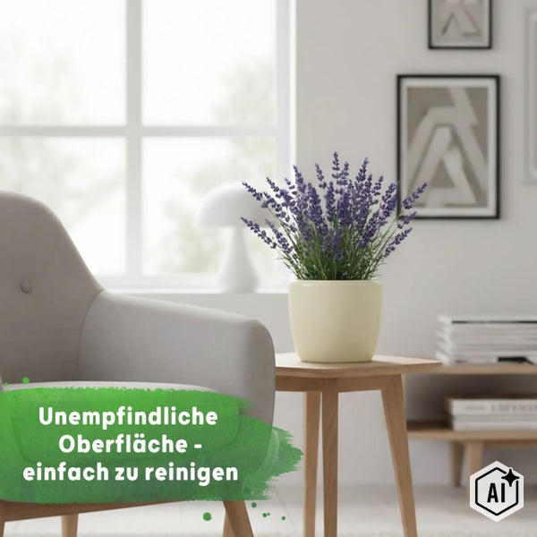 Lavendel im Topf auf Holztisch neben grauem Sessel in hellem Wohnraum. Text: Unempfindliche Oberfläche, einfach zu reinigen.