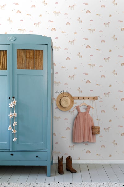 Kinderzimmer mit blauem Schrank und Tapete mit Einhorn-Motiv