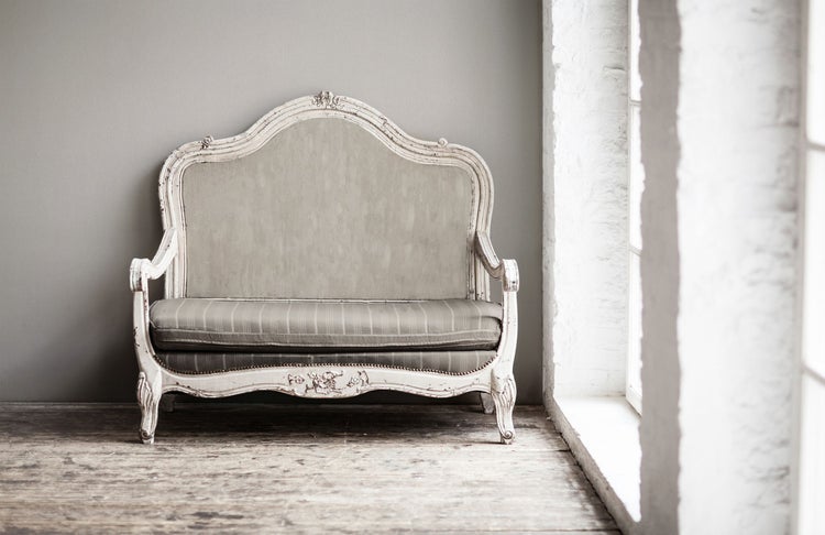 Geum coccineum Zwerg Pflanze mit roten Blüten und grünen Blättern im Garten