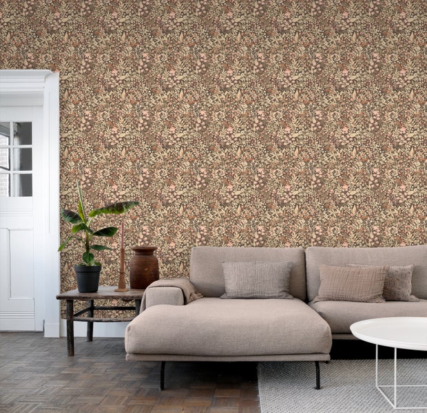 Wohnzimmer mit Sofa, Kissen, Teppich und Blumentapete