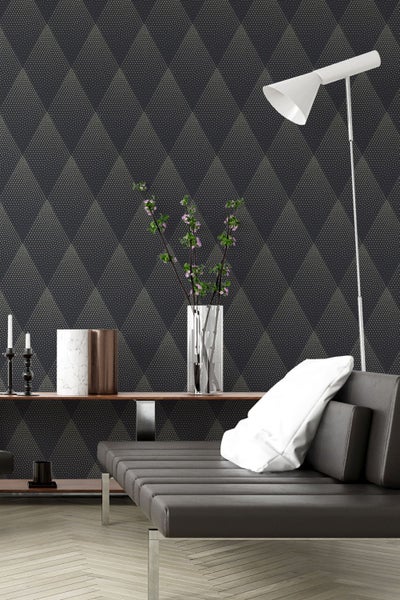 Raumgestaltung mit grafischer Tapete, Sofas und Stehlampe