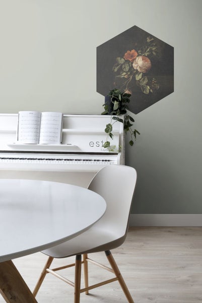 Helles Interieur mit Klavier, Esstisch und Wanddekoration mit Blumenmotiv