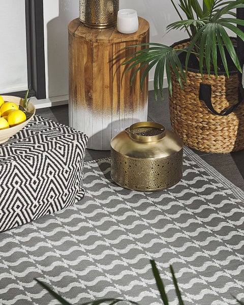 Grau-weißer gewebter Outdoor Teppich mit geometrischem Muster