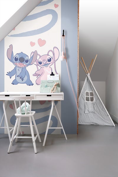 Kinderzimmer mit Schreibtisch, Stuhl, Spielzelt und Wandtapete mit Stitch-Motiv.