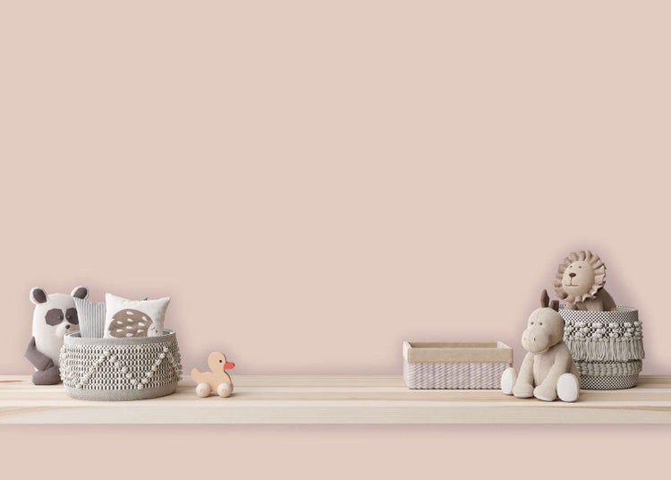 Helles, organisiertes Kinderzimmer mit einem Holzregal, auf dem Stofftiere, geflochtene Körbe und Holzspielzeug stehen.