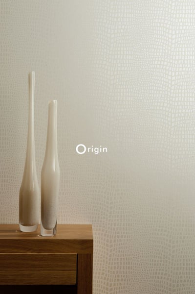 Dekorative Tapete mit Krokodilmuster im Interieur mit zwei Vasen auf einem Schrank