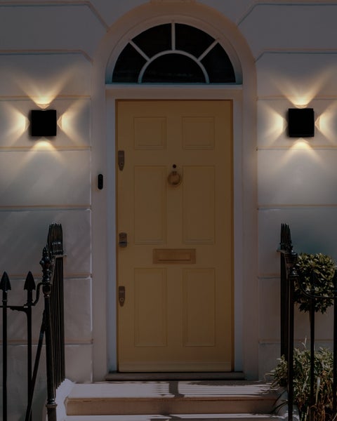 Abmessungen einer Dekoleuchte: 15 cm lang, 11 cm hoch, 4 cm Durchmesser, 2 Stück