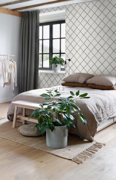 Schlafzimmer mit Bett, Fenster und gemusterter Tapete