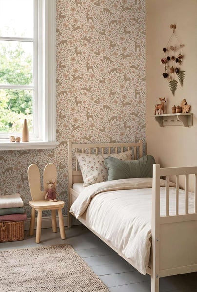 Kinderzimmer mit Waldmotiv Tapete, zeigt Rehe und Blumen, eingerichtet mit hellem Holzbett, Stuhl mit Hasenohren und Dekoration an der Wand.
