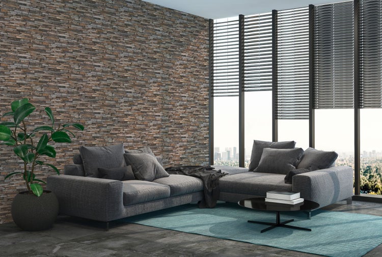 Dekoratives Büro mit Steintapete, Schreibtisch, Lampe und Stuhl