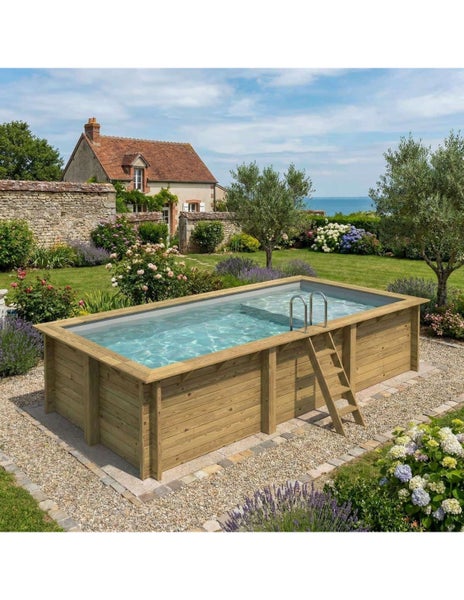 Holzpool mit Leiter in einem Garten