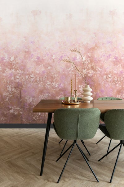 Esszimmer mit Esstisch, grünen Stühlen, Dekoration und floraler Tapete