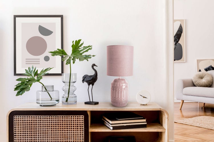 Dekorative Inneneinrichtung mit Konsole, Lampe, Vasen, Pflanze, Dekoration und gerahmtem Bild