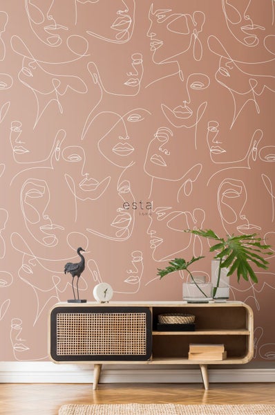 Wand mit Gesichtstapete und einem Lowboard im Wohnzimmer.