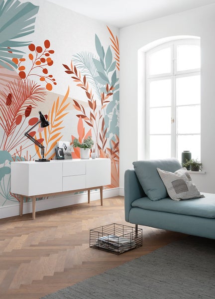 Wohnzimmer mit botanischer Fototapete, Sideboard, Lampe und Sofa für eine helle und freundliche Atmosphäre.
