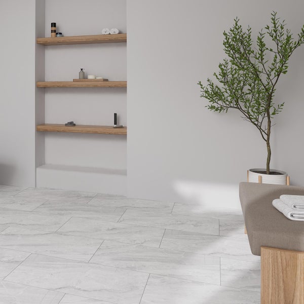 Helles Badezimmer mit Regalen, Zimmerpflanze und grauen Fliesen