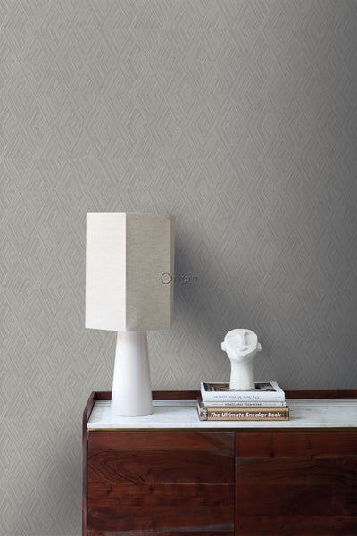 Nahaufnahme einer Wand mit gemusterten Tapeten, die ein geometrisches Rautenmuster aufweist.