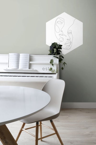 Szene mit einem weißen Klavier, einem runden Tisch mit Stuhl und einem Wandbild.