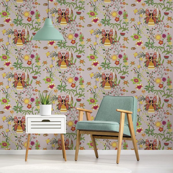 Dekorative Wohnraumgestaltung mit gemusterter Tapete, Sessel und Beistelltisch