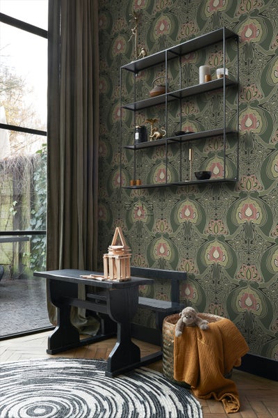 Zimmer mit gemusterter Tapete, Regal, Bank und rundem Teppich