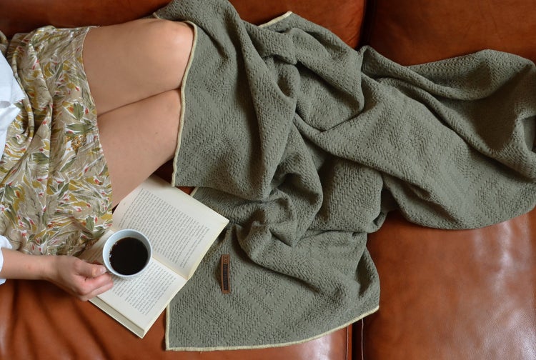 Decke Wohndecke Plaid 170 x 130 cm khaki olive Piqué aus 100 % Baumwolle premium