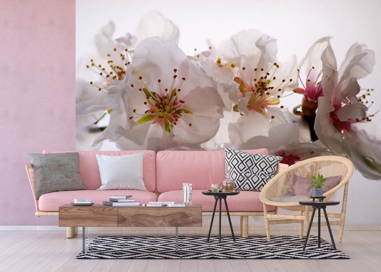 Wohnzimmer mit Sofa, Sessel, Couchtisch und Blumendekoration