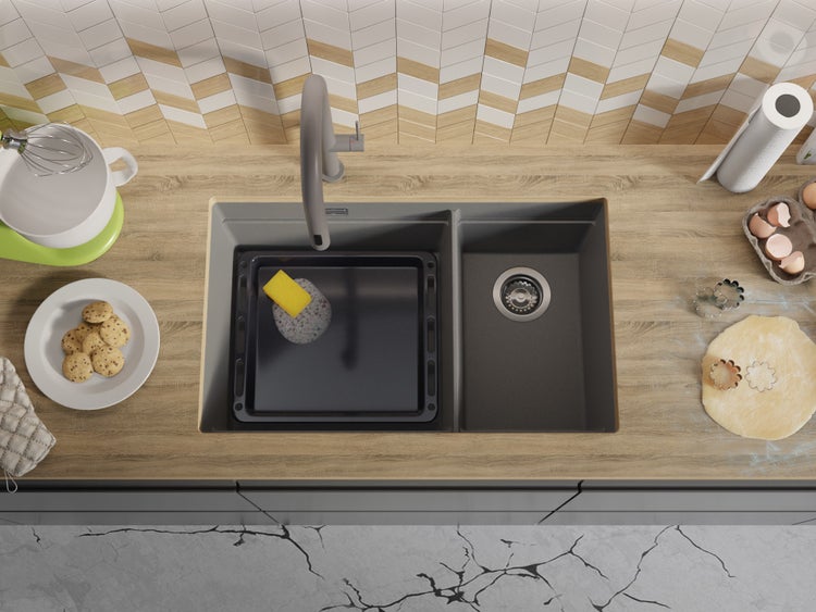 Spüle mit Abtropffläche, Backblech, Spülschwamm und Küchenutensilien auf einer Küchentheke