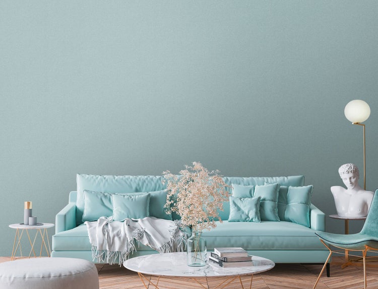 Wohnzimmer-Szene mit Sofa, Sessel, Tisch und Dekorationsgegenständen für ein stilvolles Interieur.