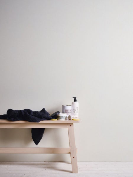 Dekorative Lampe mit Holzfuß und einer Glühbirne