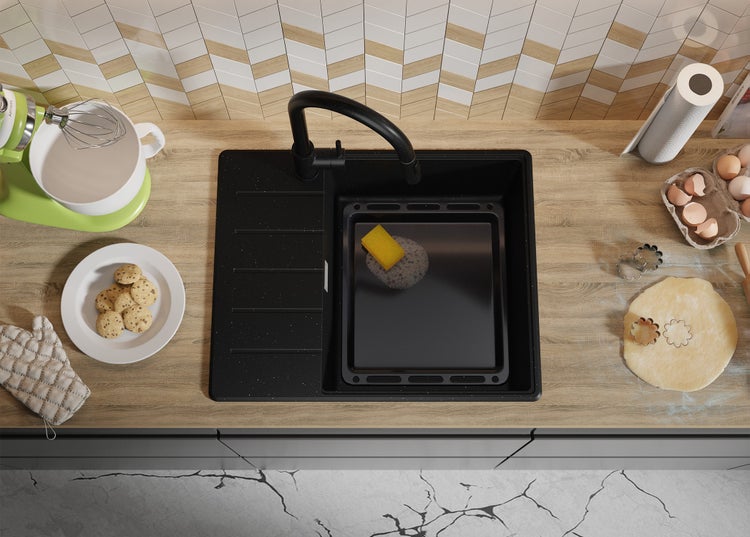 Küchenszene mit Spüle, Armatur, Geschirr, Backblech, Teig und Backzutaten