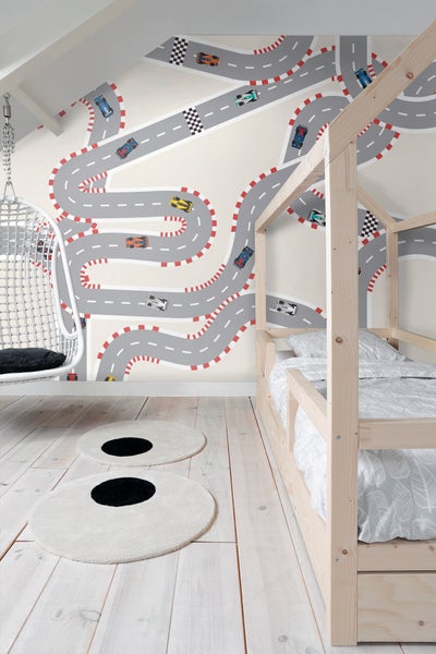 Kinderzimmer mit Autobahnmuster-Tapete, Himmelbett und Hängesessel