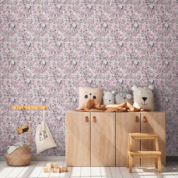Kindertapete mit Blumen und Vogelmotiv in einem kindgerecht eingerichteten Zimmer mit Holzkommode und Spielzeug
